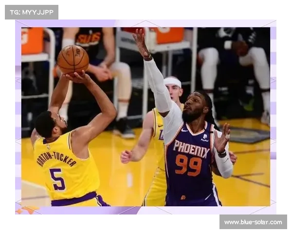 布克引领太阳队攻防协作解析：战术配合与团队合作的完美融合